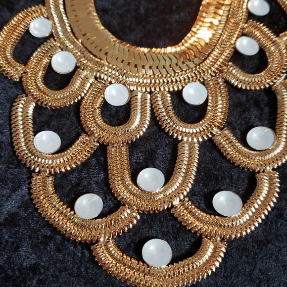 NWT Gorgeous Statement necklace. Bronze gold - Picture 2 of 7